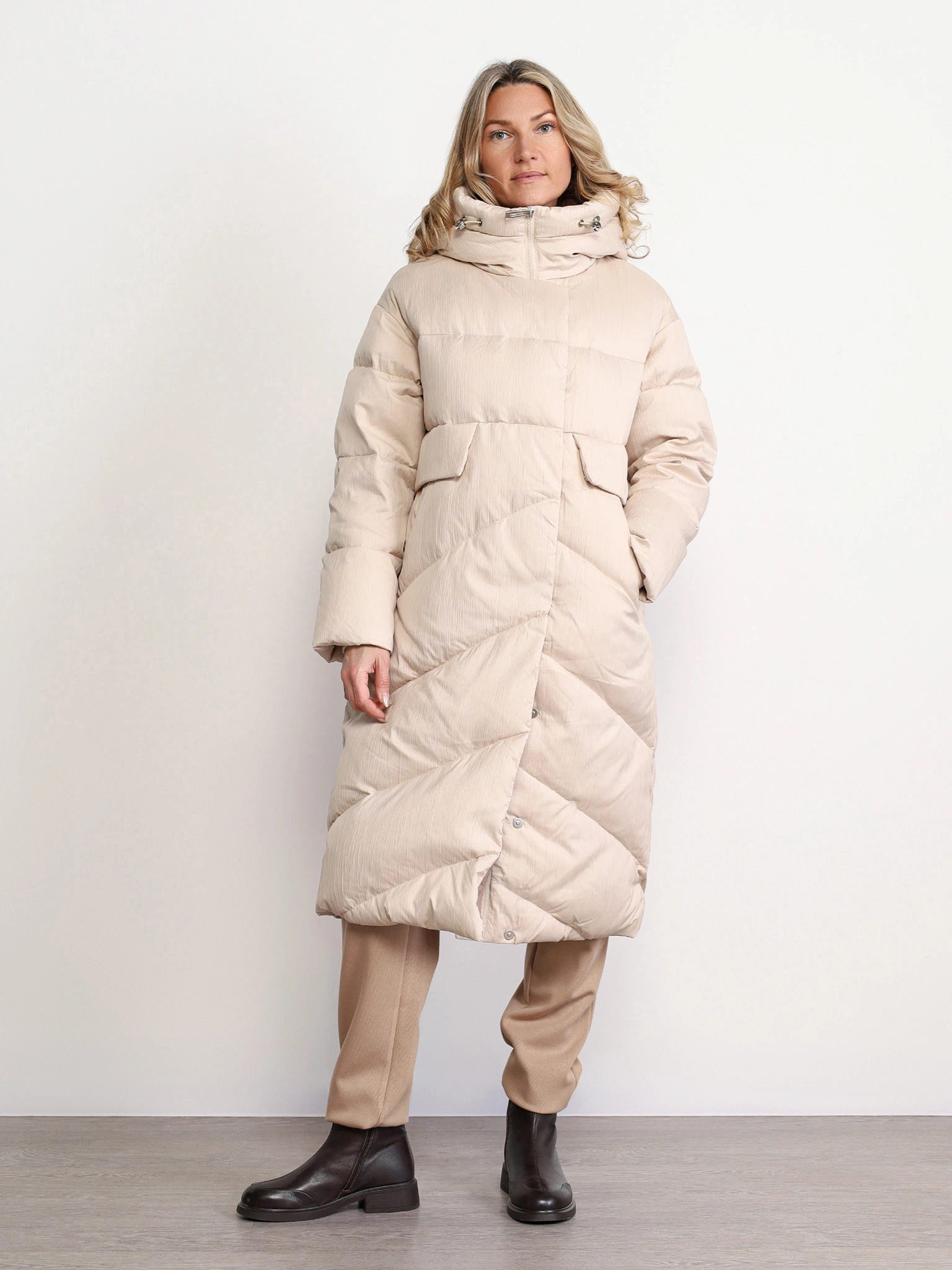 Пуховик бежевого цвета с капюшоном